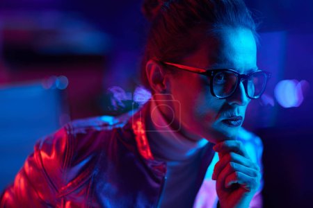 Téléchargez les photos : Neon metaverse concept futuriste. chère femme élégante dans des lunettes dans le bureau moderne. - en image libre de droit