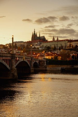 Téléchargez les photos : Paysage avec rivière Vltava et cathédrale Saint-Vitus au coucher du soleil en automne à Prague, République tchèque. - en image libre de droit