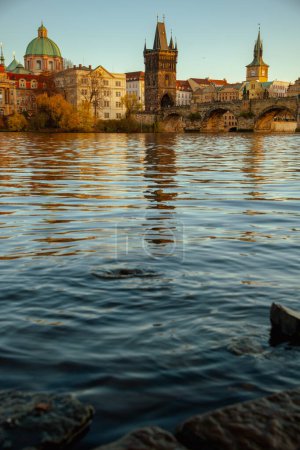 Foto de Paisaje con el río Moldava y Karlov la mayoría en la noche en otoño en Praga, República Checa. - Imagen libre de derechos