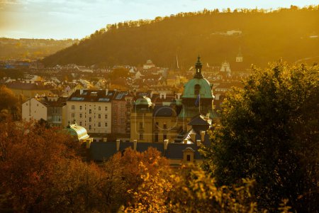 Téléchargez les photos : Paysage avec dôme Straka Academy en soirée à l'automne à Prague, République tchèque. - en image libre de droit