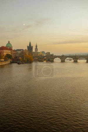 Foto de Paisaje con el río Moldava y Karlov más al atardecer en otoño en Praga, República Checa. - Imagen libre de derechos