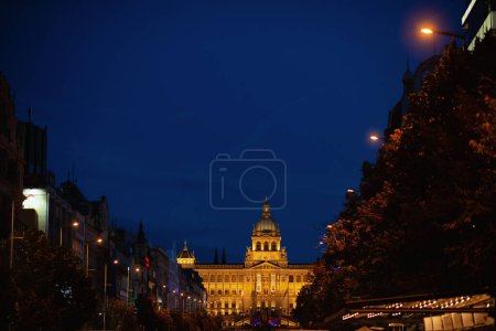 Foto de Paisaje con la Plaza de Wenceslao por la noche en Praga, República Checa. - Imagen libre de derechos