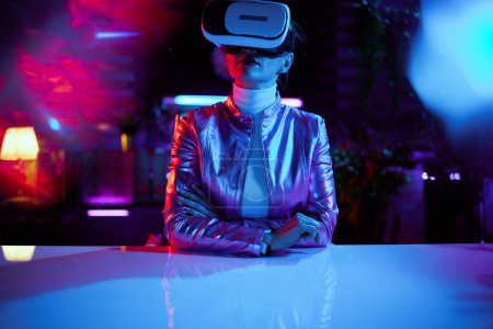 Téléchargez les photos : Neon metaverse concept futuriste. femme moderne en vr casque dans le bureau moderne. - en image libre de droit