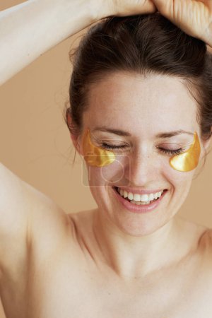 Téléchargez les photos : Femme moderne souriante avec des patchs pour les yeux. - en image libre de droit