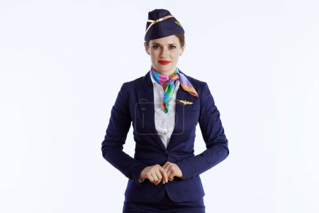 Téléchargez les photos : Hôtesse de l'air féminine moderne sur fond blanc en uniforme. - en image libre de droit