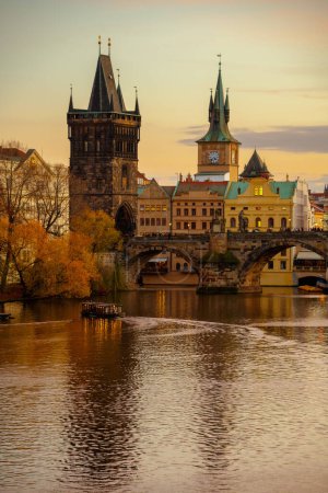 Foto de Paisaje con el río Moldava y el puente de Carlos al atardecer en otoño en Praga, República Checa. - Imagen libre de derechos