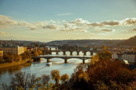 Téléchargez les photos : Paysage avec la rivière Vltava, Karlov plupart et bateau dans la soirée en automne à Prague, République tchèque. - en image libre de droit