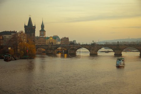 Foto de Paisaje con el río Moldava, Karlov más y barco al atardecer en otoño en Praga, República Checa. - Imagen libre de derechos