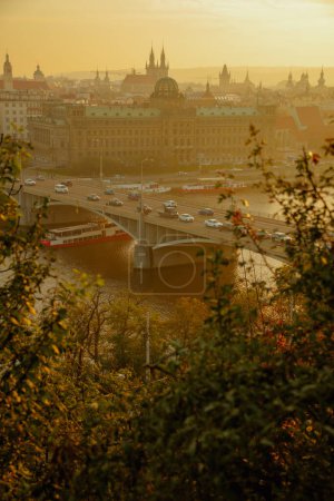 Téléchargez les photos : Paysage avec l'église de notre dame avant tyn dans la soirée tiré à travers le feuillage en automne à Prague, République tchèque. - en image libre de droit
