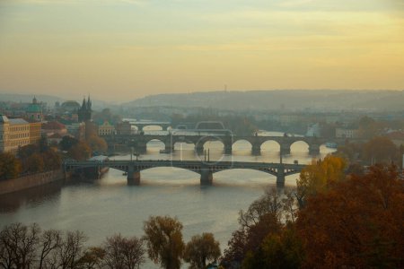 Téléchargez les photos : Paysage avec la rivière Vltava et Karlov le plus au coucher du soleil à l'automne à Prague, République tchèque. - en image libre de droit