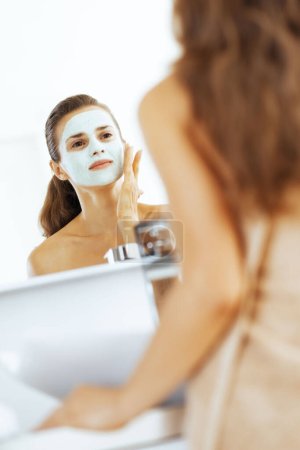Foto de Mujer joven con máscara cosmética facial - Imagen libre de derechos