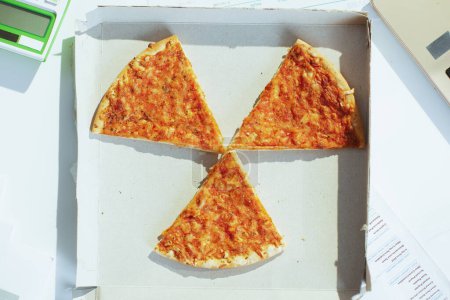 Foto de Vista superior de la pizza en la mesa en señal de radiación. - Imagen libre de derechos