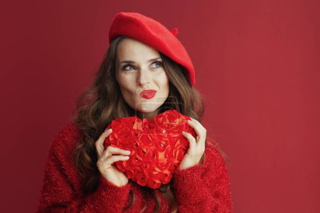 Téléchargez les photos : Joyeux Valentin. chère femme à la mode en pull rouge et béret avec coeur rouge. - en image libre de droit