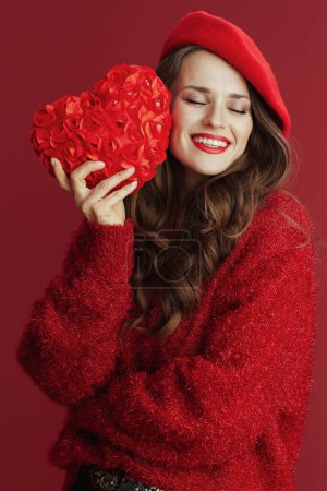 Téléchargez les photos : Joyeux Valentin. femme détendue à la mode en pull rouge et béret avec coeur rouge. - en image libre de droit