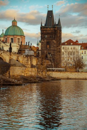 Téléchargez les photos : Paysage avec la rivière Vltava et Karlov la plupart du temps en soirée à l'automne à Prague, République tchèque. - en image libre de droit