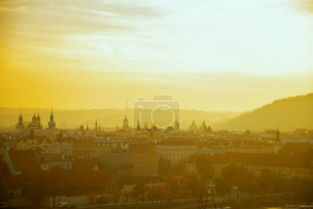 Foto de Panorama del paisaje con la iglesia de nuestra señora antes de tyn al atardecer en otoño en Praga, República Checa. - Imagen libre de derechos