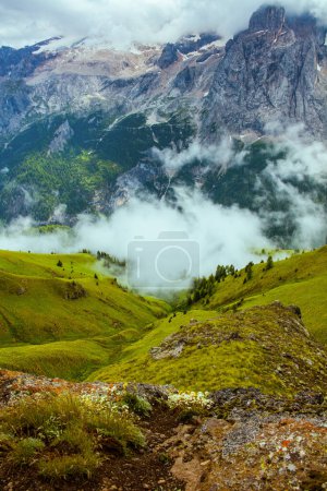 Foto de Hora de verano en Dolomitas. paisaje con montañas, colinas, rocas, árboles y niebla. - Imagen libre de derechos