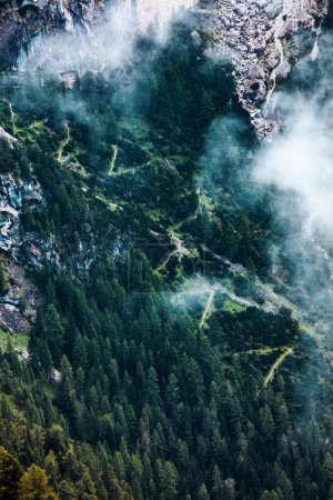 Téléchargez les photos : Heure d'été dans les Dolomites. paysage avec nuages et forêt. - en image libre de droit