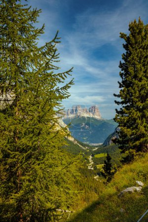 Foto de Hora de verano en Dolomitas. paisaje con montañas y árboles. - Imagen libre de derechos