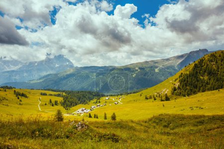 Foto de Hora de verano en Dolomitas. paisaje con montañas, colinas, nubes, prados y árboles. - Imagen libre de derechos