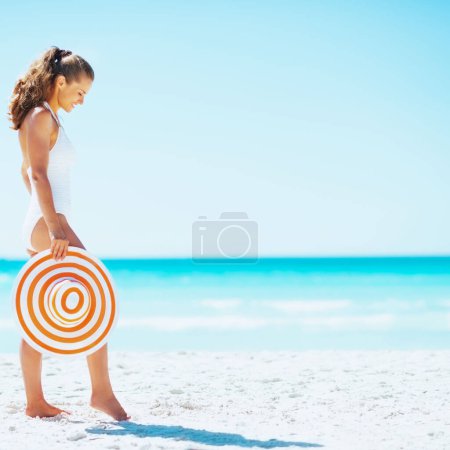Foto de Mujer joven con sombrero en la playa - Imagen libre de derechos