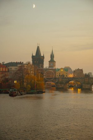 Foto de Paisaje con el río Moldava y el puente de Carlos al atardecer en otoño en Praga, República Checa. - Imagen libre de derechos