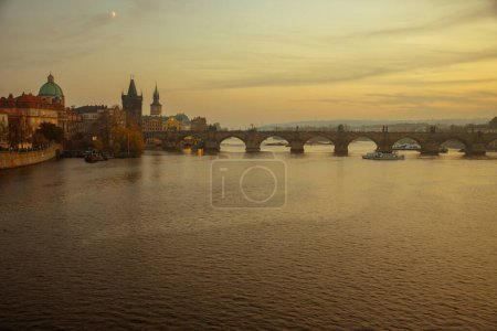 Téléchargez les photos : Paysage avec rivière Vltava et pont Charles au coucher du soleil à Prague, République tchèque. - en image libre de droit