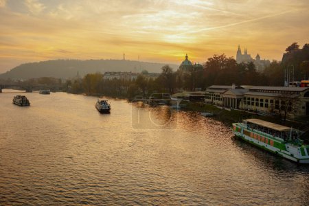 Téléchargez les photos : Paysage avec rivière Vltava au coucher du soleil en automne à Prague, République tchèque. - en image libre de droit