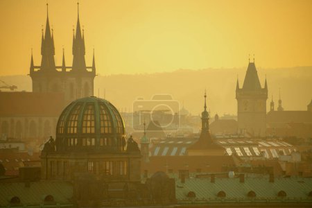 Téléchargez les photos : Paysage avec église de notre dame avant tyn au coucher du soleil à Prague, République tchèque. - en image libre de droit