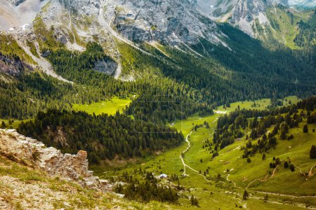 Foto de Hora de verano en Dolomitas. paisaje con montañas, colinas y bosques. - Imagen libre de derechos