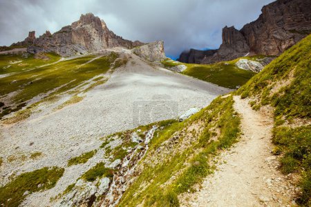 Foto de Hora de verano en Dolomitas. paisaje con montañas, colinas, nubes y senderos. - Imagen libre de derechos