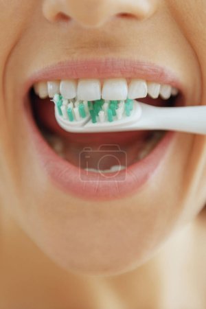 Foto de Primer plano de la mujer cepillarse los dientes - Imagen libre de derechos