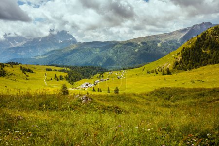 Foto de Hora de verano en Dolomitas. paisaje con montañas, colinas, nubes, prados y árboles. - Imagen libre de derechos