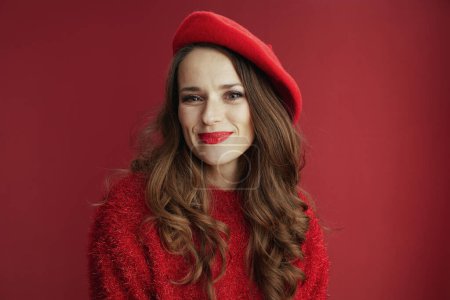 Téléchargez les photos : Joyeux Valentin. femme moderne heureuse avec de longs cheveux ondulés en pull rouge et béret sur fond rouge. - en image libre de droit