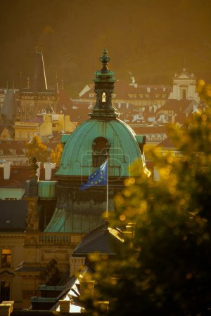 Foto de Paisaje con Straka cúpula de la Academia por la noche en otoño en Praga, República Checa. - Imagen libre de derechos