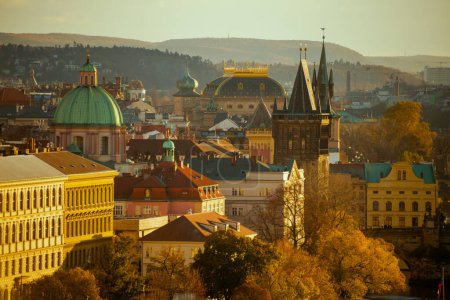 Téléchargez les photos : Paysage avec Old Town Bridge Tower dans la soirée en automne à Prague, République tchèque. - en image libre de droit