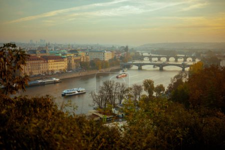 Téléchargez les photos : Paysage avec rivière Vltava, pont Charles et bateau au coucher du soleil à Prague, République tchèque. - en image libre de droit