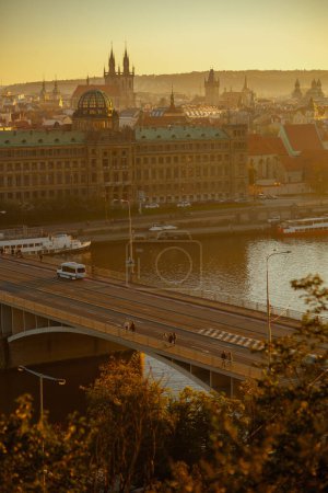 Téléchargez les photos : Paysage avec panorama de la rivière Vltava avec église de notre dame avant tyn dans la soirée à l'automne à Prague, République tchèque. - en image libre de droit
