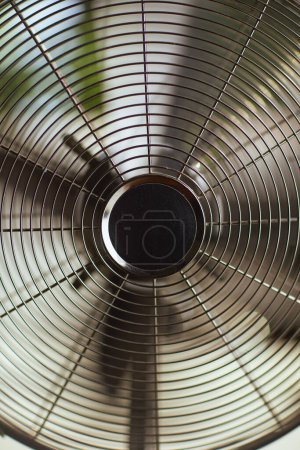 Téléchargez les photos : L'heure d'été. ventilateur métallique. - en image libre de droit