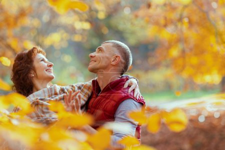 Foto de Hola otoño. feliz pareja moderna en el parque abrazos. - Imagen libre de derechos