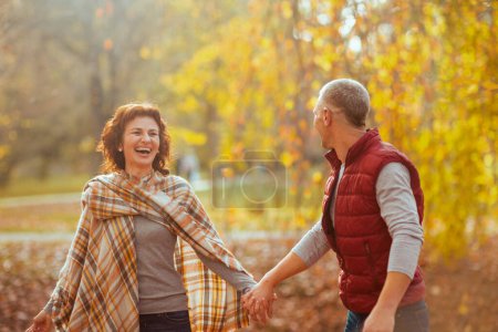 Téléchargez les photos : Bonjour l'automne. heureux copain élégant et petite amie dans le parc à pied. - en image libre de droit