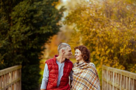 Téléchargez les photos : Bonjour l'automne. joyeux couple élégant dans le parc à pied. - en image libre de droit