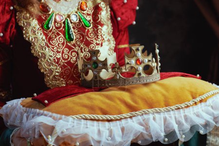 Foto de Primer plano de la reina medieval en vestido rojo con corona en la almohada. - Imagen libre de derechos