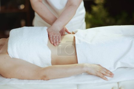 Téléchargez les photos : Temps de santé. Gros plan sur le massothérapeute médical dans l'armoire de massage faire un massage thérapeutique. - en image libre de droit