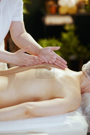 Téléchargez les photos : Temps de santé. Gros plan sur massothérapeute dans l'armoire de massage faire un massage thérapeutique. - en image libre de droit
