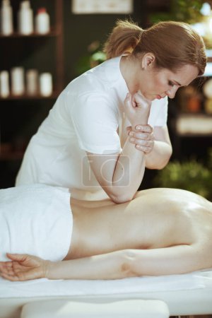 Foto de Tiempo de atención médica. terapeuta de masaje médico en el gabinete de masaje hacer una terapia de masaje en la mesa de masaje. - Imagen libre de derechos