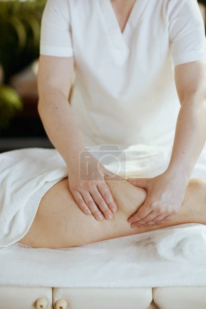 Foto de Tiempo de atención médica. Primer plano del terapeuta de masaje médico en el gabinete de masajes de la pierna de los clientes. - Imagen libre de derechos