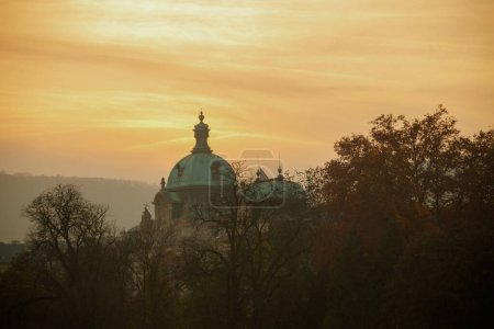 Téléchargez les photos : Paysage avec dôme Straka Academy au coucher du soleil filmé à travers le feuillage en automne à Prague, République tchèque. - en image libre de droit