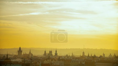 Foto de Panorama del paisaje con la iglesia de nuestra señora antes de tyn al atardecer en otoño en Praga, República Checa. - Imagen libre de derechos