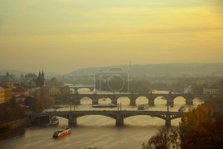 Téléchargez les photos : Paysage avec la rivière Vltava et Karlov le plus au coucher du soleil en automne à Prague, République tchèque. - en image libre de droit